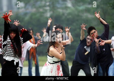 Chinesische Michael Jackson Fans Tanz zum Song Thriller von Michael Jackson während der Thrill der Welt Veranstaltung in Chongqing, China, Sonntag, den 25. Oktober 2. Stockfoto