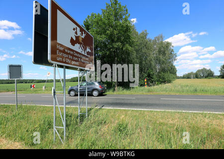 Arendsee, Deutschland. 09 Juni, 2019. Ein Zeichen für die ehemals geteilten Deutschland kann an der Landstraße 5 in der Nähe von Schrampe in der westlichen Altmark an der ehemaligen deutsch-deutschen Grenze gefunden werden. Hier in der Altmark Landkreis Salzwedel läuft auch das Grüne Band. Credit: Peter Gercke/dpa-Zentralbild/ZB/dpa/Alamy leben Nachrichten Stockfoto