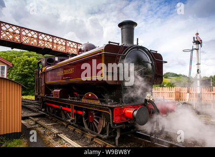 Großbritannien, England, Devon, Buckfastleigh, South Devon Railway, GWR 6400 Klasse 0-6-0 PT Lok in London Transport Lackierung, Moving On line Stockfoto