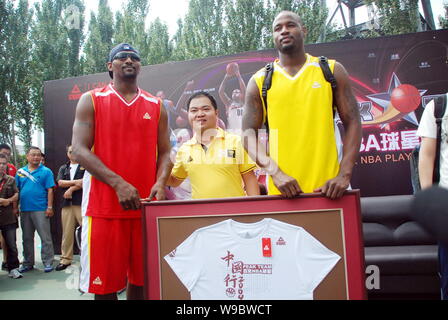 NBA Basketball spieler Darnell Jackson von Cleveland Kavaliere, rechts, und Ron Artest der Los Angeles Lakers, Links, posieren mit Xu Zhihua, General Manager Stockfoto