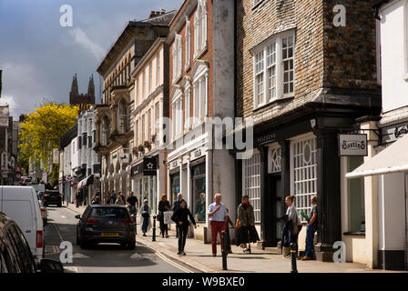 Großbritannien, England, Devon, Totnes, Fore Street, historische Häuser und Geschäfte Stockfoto