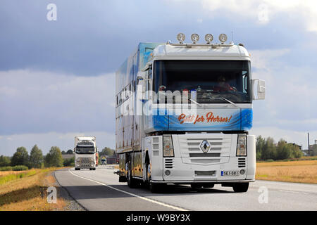 Luopajarvi, Finnland. August 8, 2019. Angepasste Renault Magnum pferdebox oder Pferd transporter Beste für Pferde im Konvoi zu Power Truck Show 2019. Stockfoto