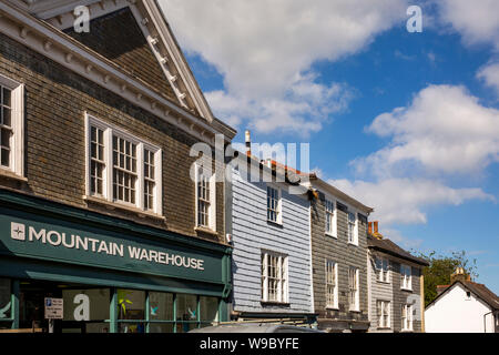 Großbritannien, England, Devon, Totnes, High Street, historische Schiefer Fassade, Gebäude und Geschäfte Stockfoto