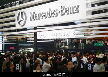 ---- Massen der Besucher bei Mercedes-Benz Cars auf der 13. Internationalen Automobil- Ausstellung in Shanghai, als Auto Shanghai 2009 bekannt, Stockfoto