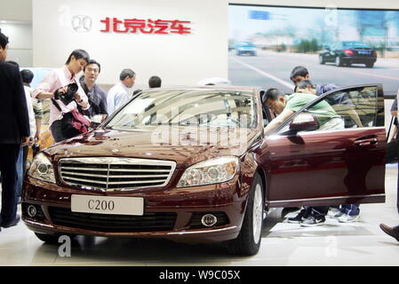 ---- Besucher sieht einen Mercedes-Benz C 200 Am 13. Shanghai Internationalen Automobil- Ausstellung, bekannt als Auto Shanghai 2009, in Shan Stockfoto