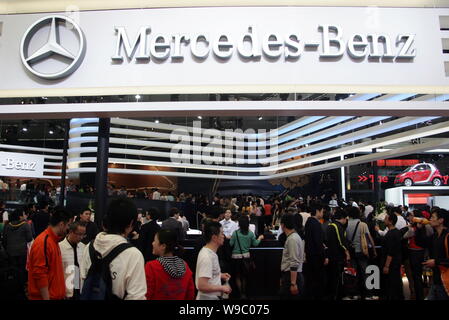 ---- Besucher bei Mercedes-Benz Cars auf Anzeige am 13. Shanghai Internationalen Automobil- Ausstellung, die Auto Shanghai 2009 bekannt, Stockfoto