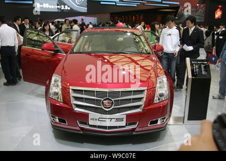 ---- Besucher betrachten einen neuen Cadillac CTS während der Auto Shanghai 2009 in Shanghai, China, 23. April 2009. General Motors Co., der größte Übertragungen Stockfoto