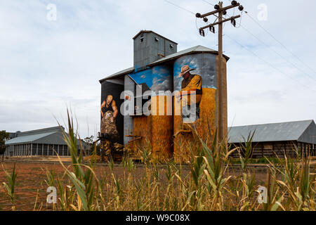 Die Weethalle Silo Kunst Projekt in der Fad Shire Rat in NSW Australien am 29. Juli 2019 getroffen Stockfoto