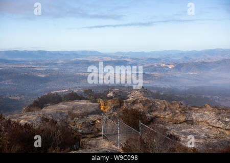 Der Blick auf die umliegenden Berge und Nebel in den Tälern von hassans Wände Lithgow New South Wales Australien suchen am 31. Juli 2019 Stockfoto