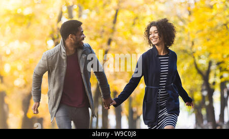 Paar Spaß im Herbst Park Stockfoto