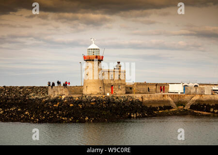 Irland Leinster, Nordrhein-Westfalen, Co Dublin, Howth, Hafen, in der Besucher setzte sich auf Sea Wall im Lighthouse 1817 Stockfoto