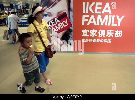 ---- Käufer vorbei eine Werbung von IKEA FAMILY an der IKEA in Nanjing City, East China Jiangsu Provinz, 27. August 2008. Schweden-b Stockfoto