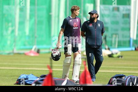 England's Joe Root (links), die während einer Sitzung mit Herrn Netze, London. Stockfoto