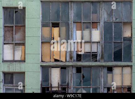 Verlassene Gebäude mit kaputten Fenstern, Fenster mit Glasscherben, alten Industriegebäude Stockfoto