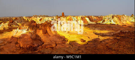 Schöne kleine Schwefel seen Dallol, Äthiopien. Danakil Depression ist die heißesten Ort der Erde in Bezug auf das ganze Jahr über Durchschnittstemperaturen. Es ist als Stockfoto