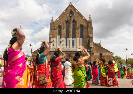 Anhänger, die Töpfe von Milch, bekannt als paal Amm, auf ihren Kopf während der tamilischen Chariot Festival, die vergeht, St John's Anglican Church, Ealing Stockfoto