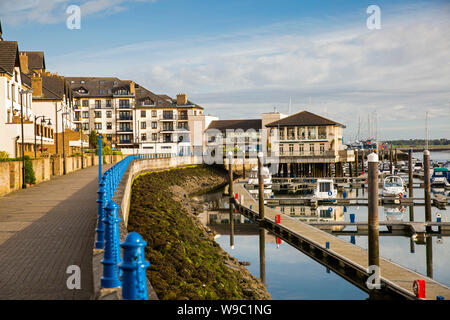 Irland Leinster, Nordrhein-Westfalen, Co Dublin, Malahide, Meer Pfad neben Marina Village Waterfront Development Stockfoto