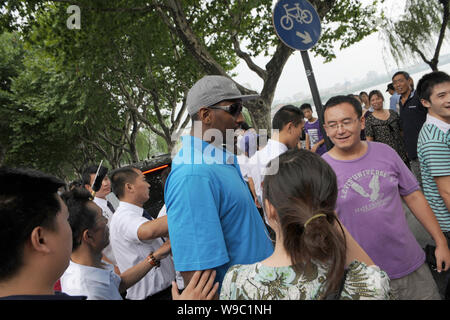 NBA Spieler Ron Artest der Los Angeles Lakers ist von chinesischen Fans bei seinem Besuch in der Westsee in Hangzhou umgeben, East China Zhejiang provinz Stockfoto