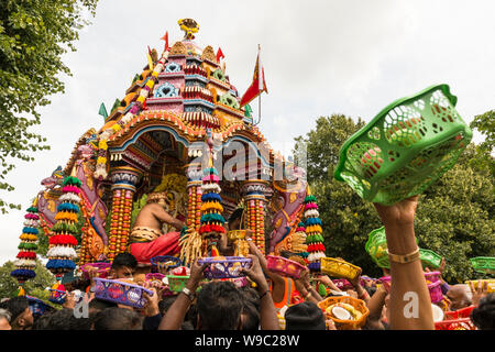 Anhänger mit Schalen von Obst zu den Gottheiten während der tamilischen Chariot Festival, eine jährliche Hindu öffentlichen Prozession in West Ealing, London Stockfoto