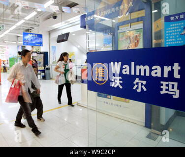 ------ Kunden das Einkaufen an einem Wal-Mart Supercenter in Shanghai, China, 16. Oktober 2009 gesehen. Wal-Mart Stores Incs Nachfrage nach Rock-bottom Preis Stockfoto