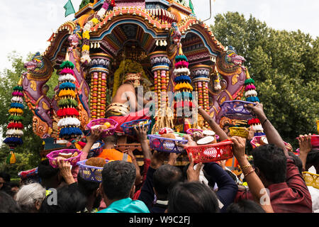 Anhänger mit Schalen von Obst zu den Gottheiten während der tamilischen Chariot Festival, eine jährliche Hindu öffentlichen Prozession in West Ealing, London Stockfoto