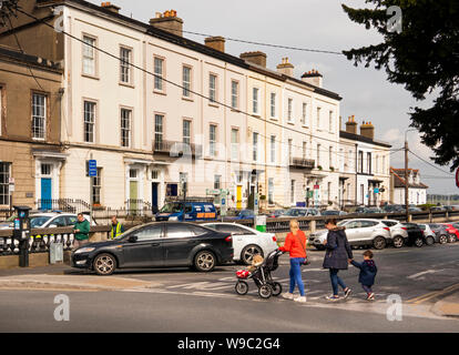 Irland Leinster, Nordrhein-Westfalen, Co Dublin, Malahide, James Terrasse, Reihe der Häuser am Meer Stockfoto