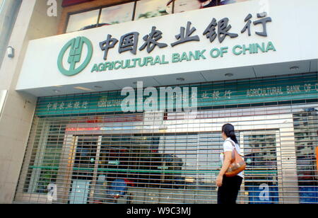 ---- Eine chinesische Frau geht vorbei an einem Zweig der Landwirtschaftlichen Bank von China (ABC) in der Stadt Guilin, South China Guangxi Zhuang autonomen Region, 14 Ju Stockfoto