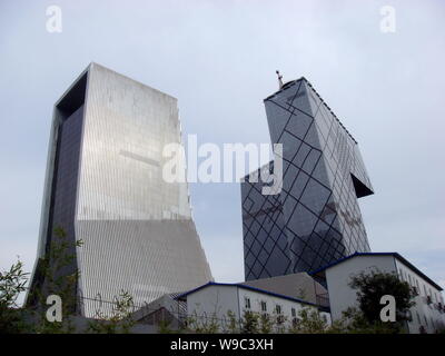 ---- Blick auf den neuen CCTV-Turm und das Mandarin Oriental Hotel in Peking, China, 17. August 2008. Ein Hotel Gebäude im Bau ein Stockfoto