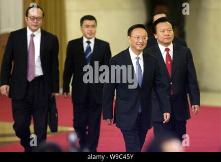 Der chinesische Außenminister Yang Jiechi, front, kommt für eine Pressekonferenz in der Großen Halle des Volkes in Peking, China, Samstag, 7. März 2009. Stockfoto