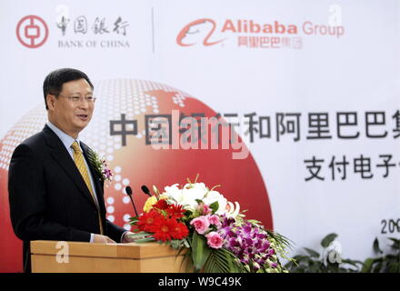 Li Lihui, Präsident der Bank of China (BOC), spricht während einer Zeremonie für die strategische Zusammenarbeit zwischen BOC und Alibaba Group in Peking, C Stockfoto