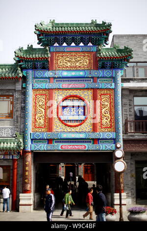 ------ Chinesische Menschen gehen vorbei an einem Quanjude gebratene Ente Restaurant auf der Qianmen Straße in Peking, China, 6. Mai 2009. Quanjude, den berühmten chinesischen Stockfoto