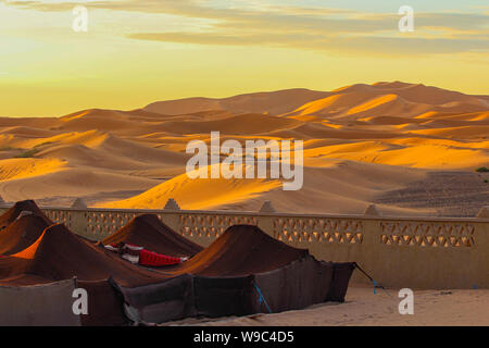 Dorf in der Wüste Marokkos. Beduinenzelte bei Sonnenuntergang in Marokko. Stockfoto