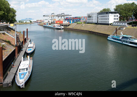 Deutschland, Duisburg, Einfahrt zum Hafen, rechts Duisburger Hafenverwaltung Stockfoto