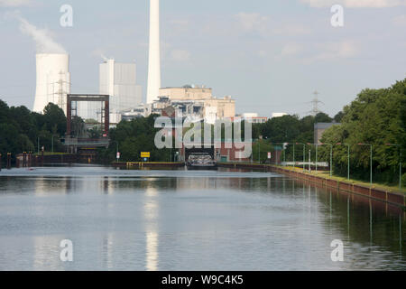 Deutschland, Ruhrgebiet, Wanne-Eickel, Schleuse Herne criechinger am Rhein-Herne-Kanal, im Hintergrund das steag Kraftwerk Herne Stockfoto