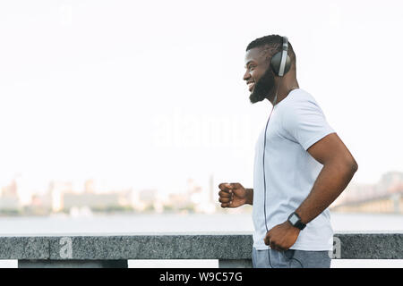 Schwarze jungen Mann hören die Musik beim Joggen Stockfoto