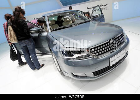 Besucher betrachten einen neuen Passat Lingyu von Shanghai Volkswagen, das Gemeinschaftsunternehmen der Volkswagen AG und SAIC (Shanghai Automotive Industry Co hergestellt Stockfoto