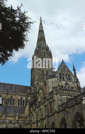 Die Kathedrale von Salisbury, Großbritannien geschossen in einer Perspektive und von der Kirche Hof. Stockfoto