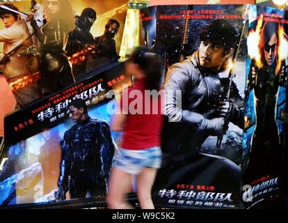 ---- Eine junge chinesische Frau geht Vergangenheit Poster zum Film G.I. Joe: Aufstieg von Cobra in einem Kino in Kunshan City, Central China Provinz Hubei, 11A Stockfoto