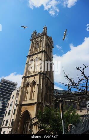 St. Stephen's Parish Church mit Vögeln fliegen um den Kirchturm in Bristol, Großbritannien. Stockfoto
