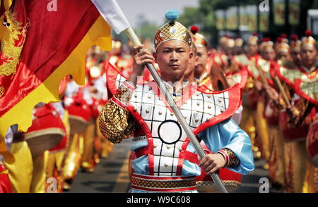 Chinesische Animateure führen Sie während einer Parade der Traditionellen Chinesischen Drachenboot Festival in Jiaxing City, East China Zhejiang provinz zu feiern, Stockfoto