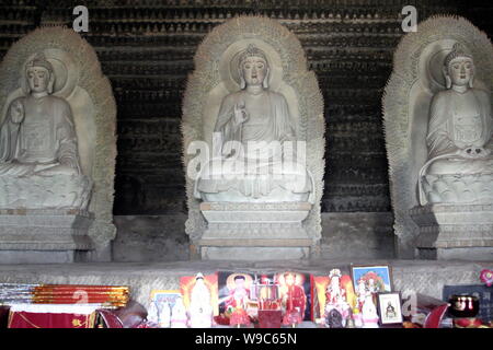 Statuen von Buddha sind an die Zehn Tausend Buddhas Höhle in YanAn Stadt, in der Provinz Shaanxi im Nordwesten Chinas, 18. Juli 2009 gesehen. Stockfoto