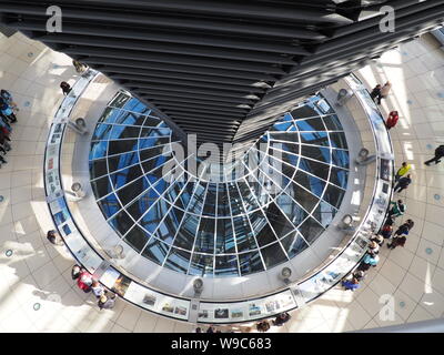 Innere Kuppel mit Spiegel von Gebäude Reichstag Beispiel der solaren Eigenverbrauch Berlin, Deutschland Stockfoto