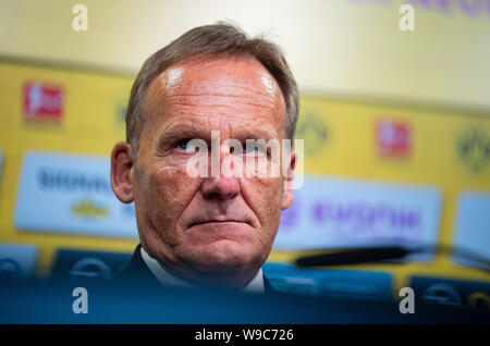 13. August 2019, Nordrhein-Westfalen, Dortmund: Hans-Joachim Watzke, Vorsitzender der Geschäftsführung von Borussia Dortmund, spricht auf der Pressekonferenz von Borussia Dortmund GmbH & Co. KGaA und präsentiert die vorläufigen Zahlen für das Geschäftsjahr 2018/2019. Foto: Guido Kirchner/dpa Stockfoto