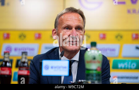 13. August 2019, Nordrhein-Westfalen, Dortmund: Hans-Joachim Watzke, Vorsitzender der Geschäftsführung von Borussia Dortmund, spricht auf der Pressekonferenz von Borussia Dortmund GmbH & Co. KGaA und präsentiert die vorläufigen Zahlen für das Geschäftsjahr 2018/2019. Foto: Guido Kirchner/dpa Stockfoto