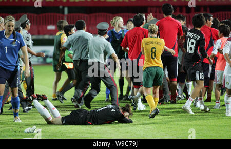 Mitglieder der australischen Mannschaft mit Mitgliedern der chinesischen Mannschaft Streit, nachdem die Gruppe B Spiel AFC U-19-Meisterschaft der Frauen in Wuhan, China H Stockfoto