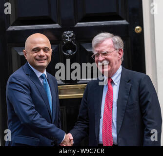 London, Großbritannien. Am 13. August 2019. John Bolton, US National Security Advisor kommt an 11 Downing Street, mit Sajid Javid MP PC Schatzkanzler London Quelle: Ian Davidson/Alamy Leben Nachrichten zu erfüllen Stockfoto