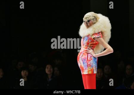 Eine chinesische Modell zeigt neue Frisur bei Toni & Guy Trends 2010 Version während der China Fashion Week 2009 in Peking, China, 9. November 2009. Stockfoto