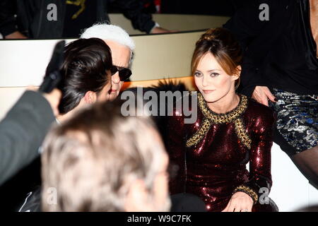 Chanel Fashion Designer Karl Lagerfeld, Links, Gespräche mit der französischen Sängerin und Schauspielerin Vanessa Paradis, auch die Ehefrau von US-Schauspieler Johnny Depp, während eines Stockfoto