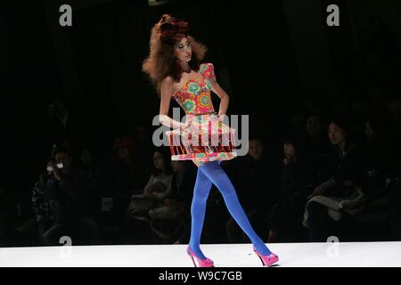 Eine chinesische Modell zeigt neue Frisur bei Toni & Guy Trends 2010 Version während der China Fashion Week 2009 in Peking, China, 9. November 2009. Stockfoto