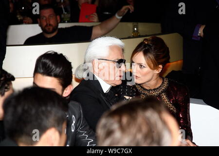Chanel Fashion Designer Karl Lagerfeld, Links, Gespräche mit der französischen Sängerin und Schauspielerin Vanessa Paradis, auch die Ehefrau von US-Schauspieler Johnny Depp, während eines Stockfoto